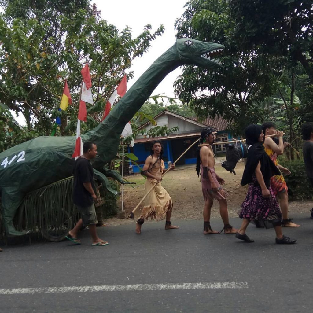 Miniatur Hewan Dinosuarus Karya RT 004 RW 002 dalam Karnaval Kemerdekaan Tahun 2017 Desa Wlahar Wetan