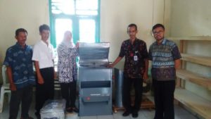 Mesin Seed Cleaner dan Vacuum Packaging Sealer untuk Produksi Beras Premium Kerjasama Unit Usaha Pemasaran Bumdes dengan Unit Produksi kelompok Tani Eka Karya Desa Wlahar Wetan