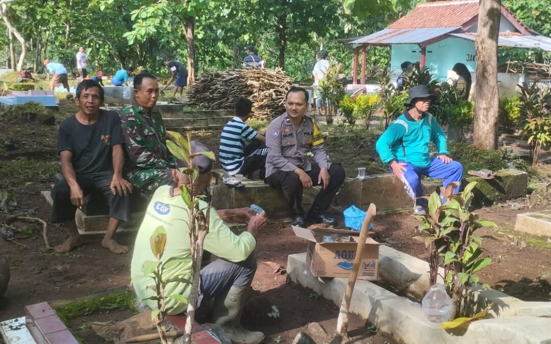 LESTARIKAN TRADISI BERSIH MAKAM GUNA SAMBUT BULAN RAMADHAN