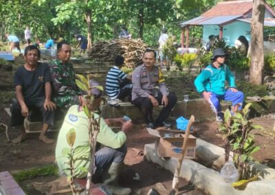 LESTARIKAN TRADISI BERSIH MAKAM GUNA SAMBUT BULAN RAMADHAN