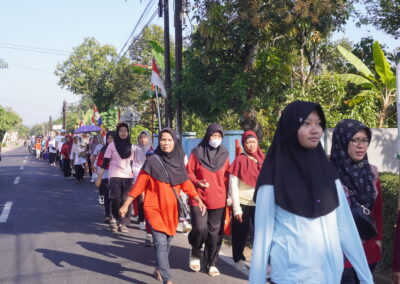 Ribuan Warga Wlahar Wetan Meriahkan HUT ke-79 Republik Indonesia dengan Jalan Sehat dan Lomba Fashion Daur Ulang