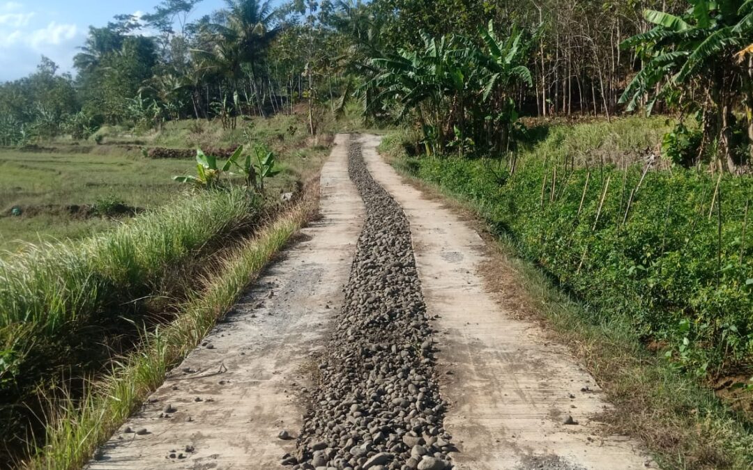 Pengurugan Jalan Usaha Tani di Desa Wlahar Wetan