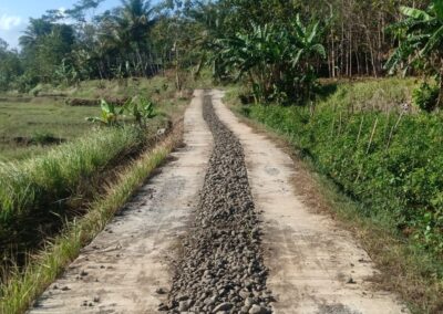 Pengurugan Jalan Usaha Tani di Desa Wlahar Wetan